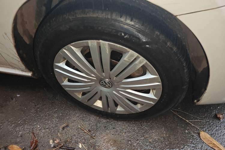 Used Volkswagen Polo 2016 1.6L Automatic Comfort Model Right Front Wheel Hub