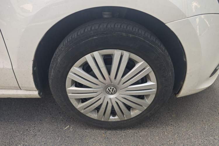 Used Volkswagen Polo 2016 1.6L Automatic Comfort Model Right Front Wheel Hub