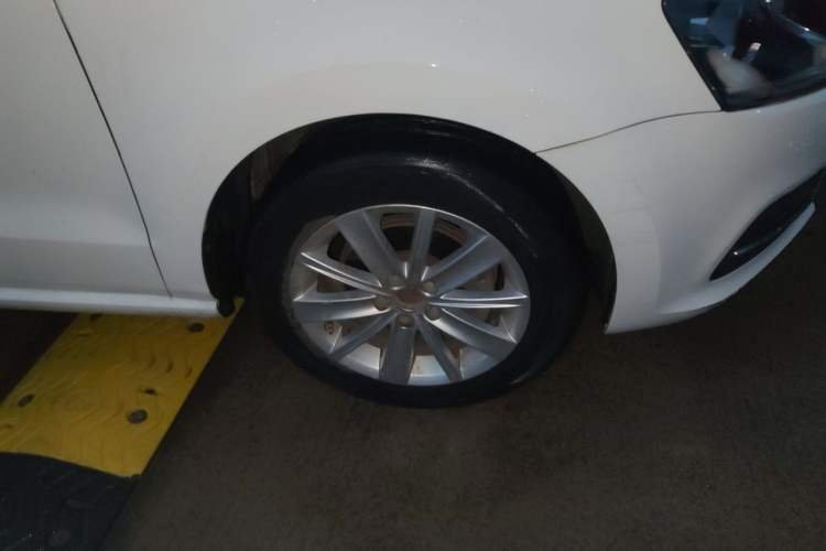 Used Volkswagen Polo 2016 1.6L Automatic Comfort Model Right Front Wheel Hub