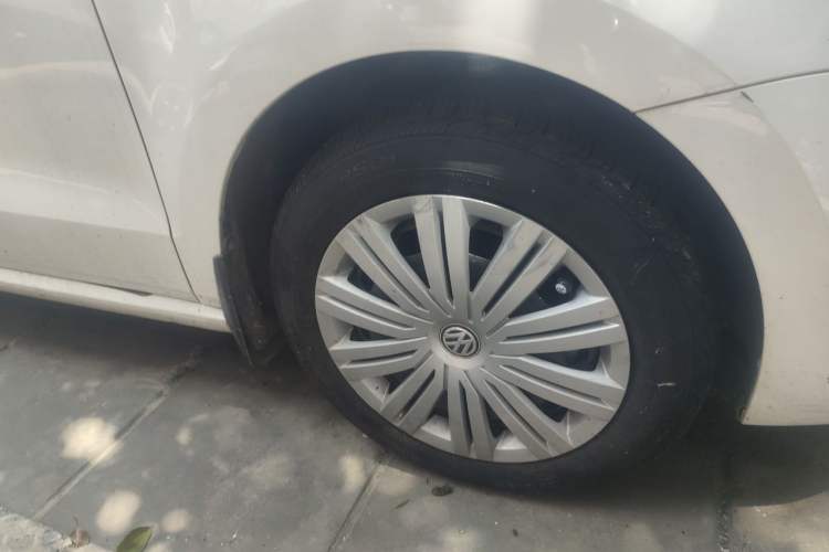 Used Volkswagen Polo 2016 1.6L Automatic Comfort Model Right Front Wheel Hub