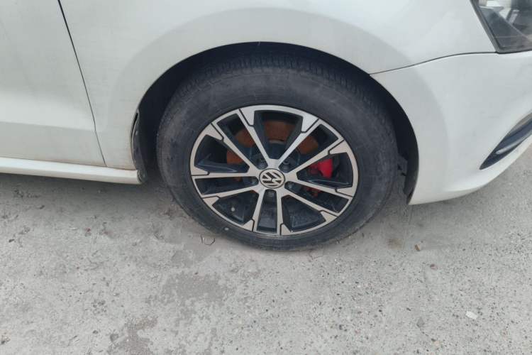 Used Volkswagen Polo 2016 1.6L Automatic Comfort Model Right Front Wheel Hub