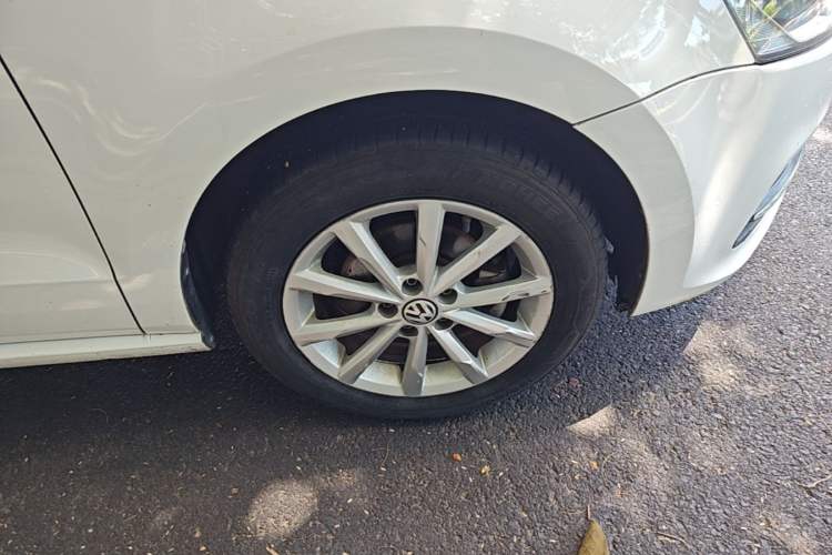 Used Volkswagen Polo 2016 1.6L Automatic Comfort Model Right Front Wheel Hub