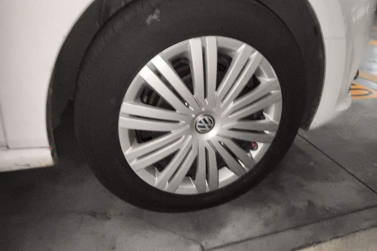 Used Volkswagen Polo 2016 1.6L Automatic Comfort Model Right Front Wheel Hub