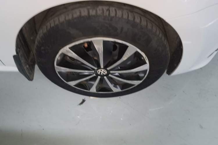 Used Volkswagen Polo 2016 1.6L Automatic Comfort Model Right Front Wheel Hub