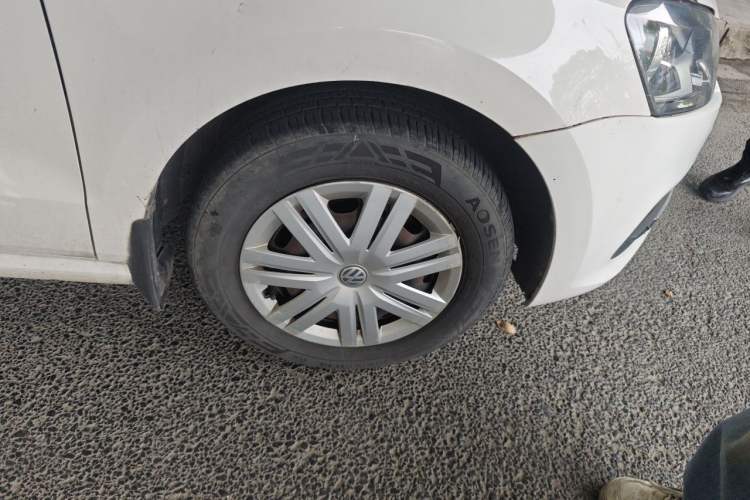 Used Volkswagen Polo 2016 1.4L Manual Fashion Model Right Front Wheel Hub