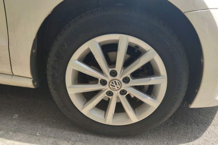 Used Volkswagen Polo 2016 1.6L Automatic Luxury Model Right Front Wheel Hub