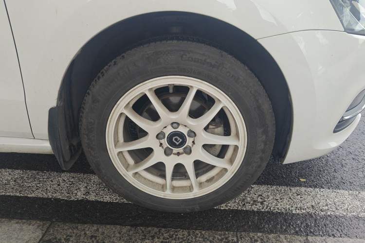 Used Volkswagen Polo 2016 1.6L Automatic Comfort Model Right Front Wheel Hub