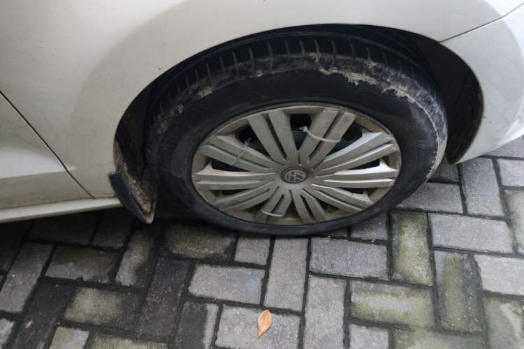 Used Volkswagen Polo 2016 1.6L Automatic Comfort Model Right Front Wheel Hub