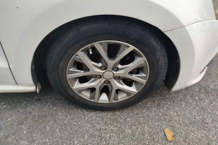 Used Volkswagen Polo 2016 1.4L Manual Fashion Model Right Front Wheel Hub
