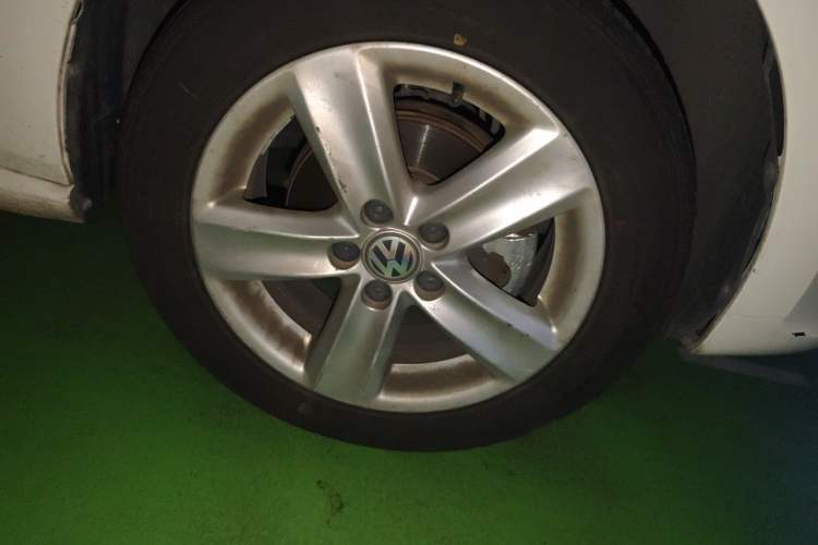 Used Volkswagen Polo 2016 1.6L Automatic Comfort Model Right Front Wheel Hub