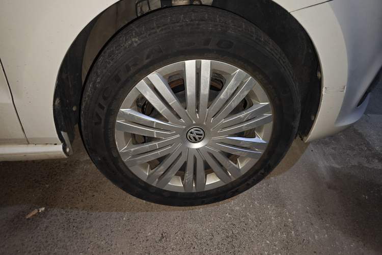 Used Volkswagen Polo 2016 1.6L Automatic Comfort Model Right Front Wheel Hub