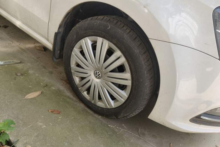 Used Volkswagen Polo 2016 1.6L Automatic Comfort Model Right Front Wheel Hub