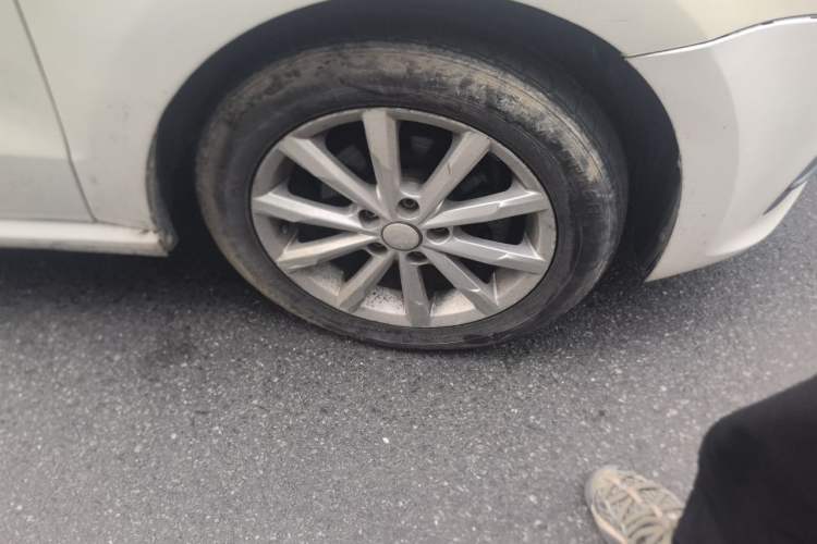 Used Volkswagen Polo 2016 1.6L Automatic Comfort Model Right Front Wheel Hub