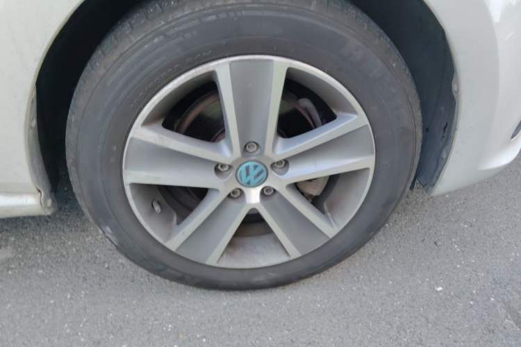 Used Volkswagen Polo 2016 1.6L Automatic Comfort Model Right Front Wheel Hub