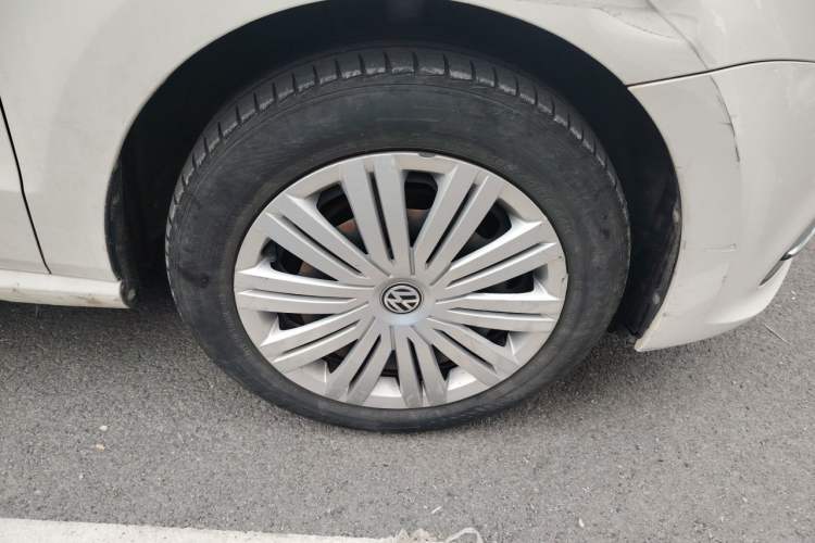 Used Volkswagen Polo 2016 1.6L Automatic Comfort Model Right Front Wheel Hub