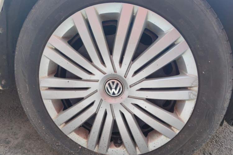 Used Volkswagen Polo 2016 1.6L Automatic Comfort Model Right Front Wheel Hub