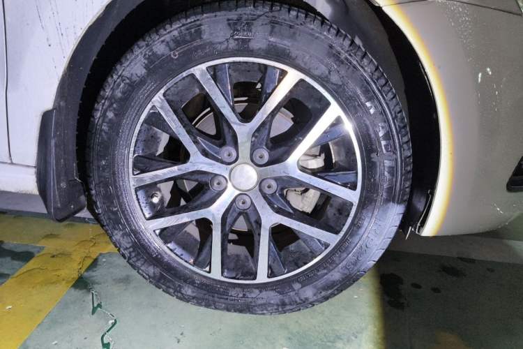 Used Volkswagen Polo 2016 1.6L Automatic Comfort Model Right Front Wheel Hub