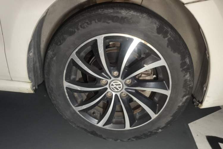 Used Volkswagen Polo 2016 1.6L Automatic Comfort Model Right Front Wheel Hub