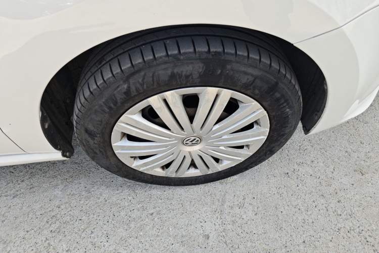 Used Volkswagen Polo 2016 1.6L Automatic Comfort Model Right Front Wheel Hub