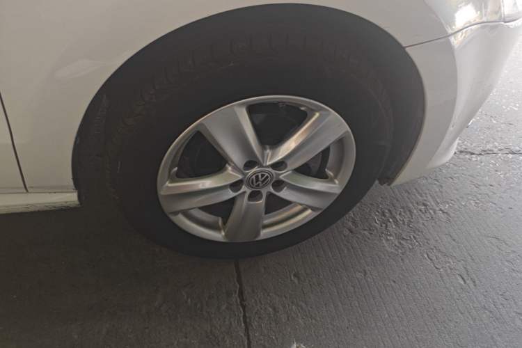 Used Volkswagen Polo 2016 1.6L Automatic Comfort Model Right Front Wheel Hub