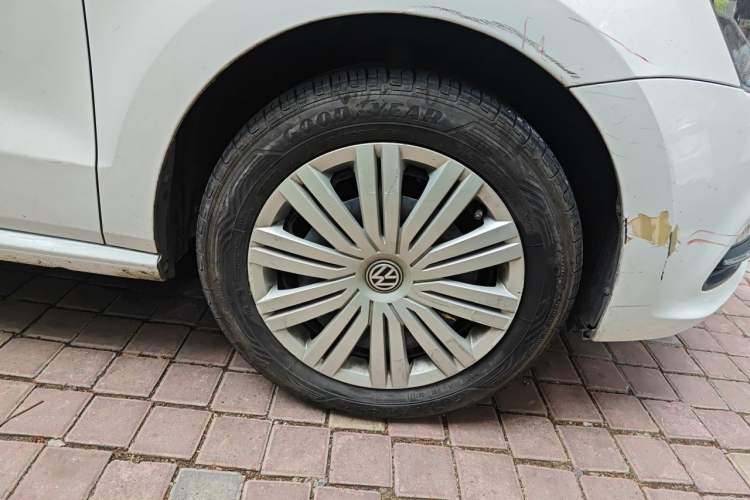 Used Volkswagen Polo 2016 1.6L Automatic Comfort Model Right Front Wheel Hub