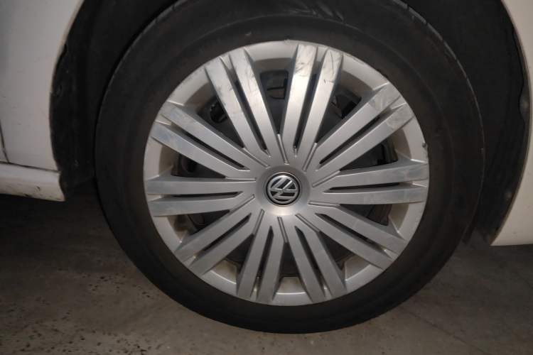 Used Volkswagen Polo 2016 1.6L Automatic Comfort Model Right Front Wheel Hub