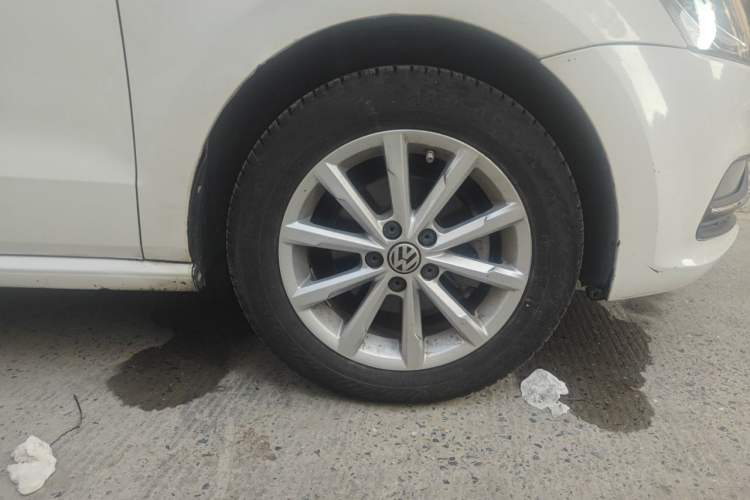 Used Volkswagen Polo 2016 1.6L Automatic Comfort Model Right Front Wheel Hub