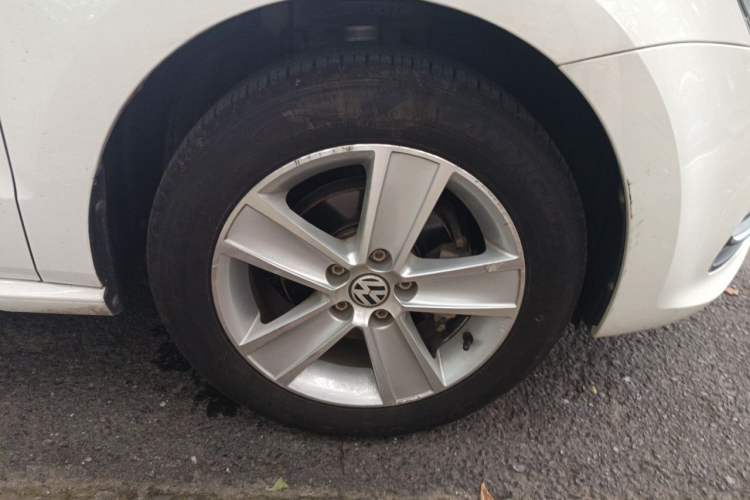 Used Volkswagen Polo 2016 1.6L Automatic Comfort Model Right Front Wheel Hub