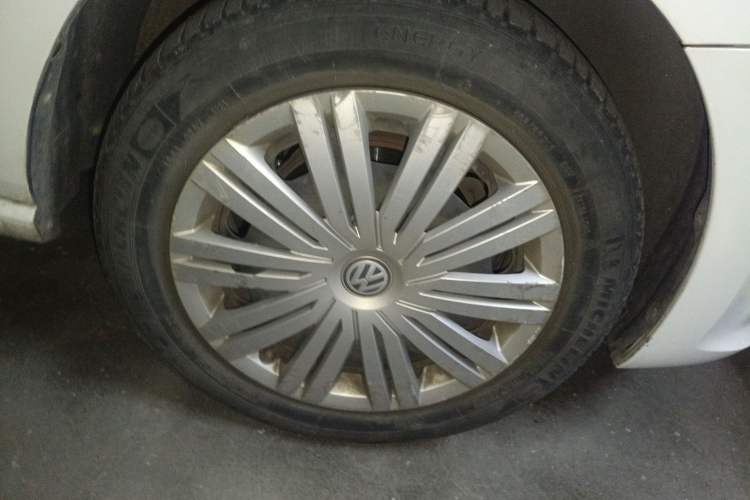 Used Volkswagen Polo 2016 1.6L Automatic Comfort Model Right Front Wheel Hub