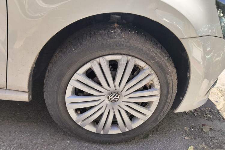 Used Volkswagen Polo 2016 1.6L Automatic Comfort Model Right Front Wheel Hub
