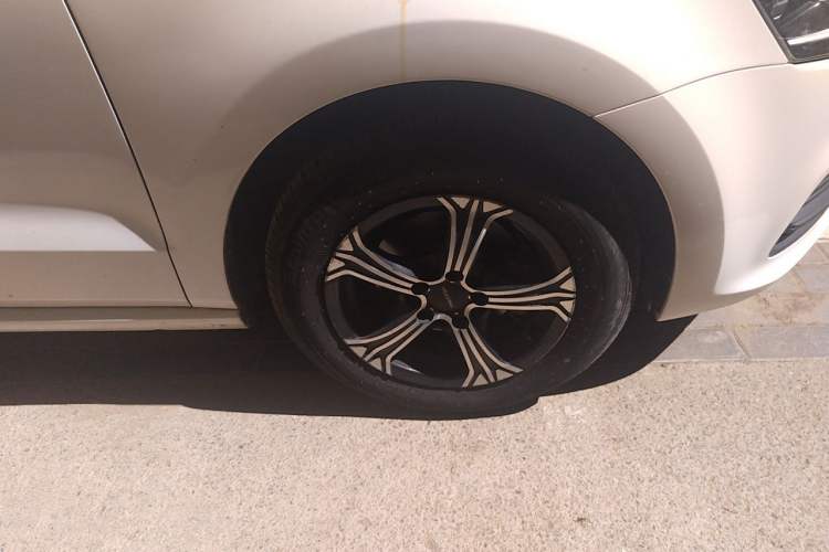 Used Volkswagen Polo 2016 1.4L Manual Fashion Model Right Front Wheel Hub