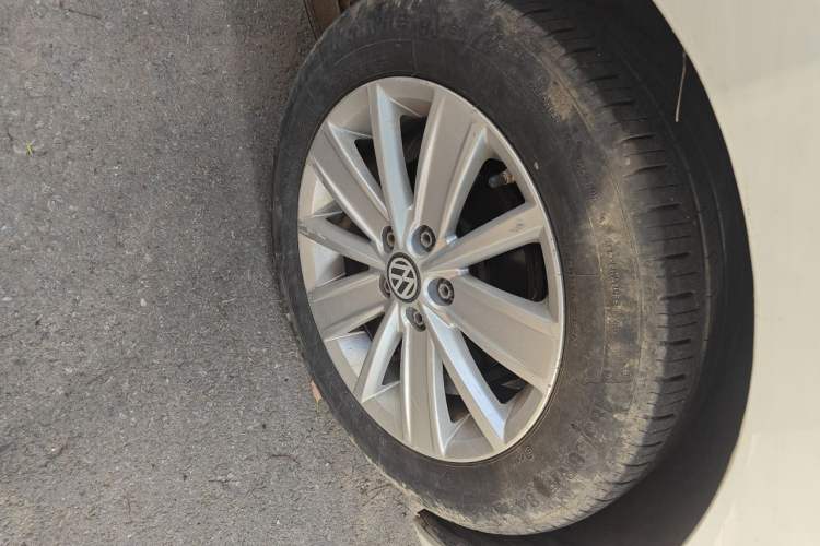 Used Volkswagen Polo 2016 1.6L Automatic Comfort Model Right Front Wheel Hub