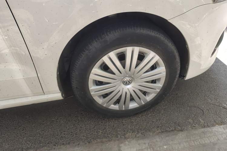 Used Volkswagen Polo 2016 1.6L Automatic Comfort Model Right Front Wheel Hub