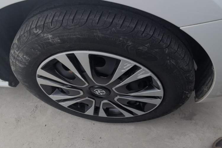 Used Volkswagen Polo 2016 1.6L Automatic Comfort Model Right Front Wheel Hub