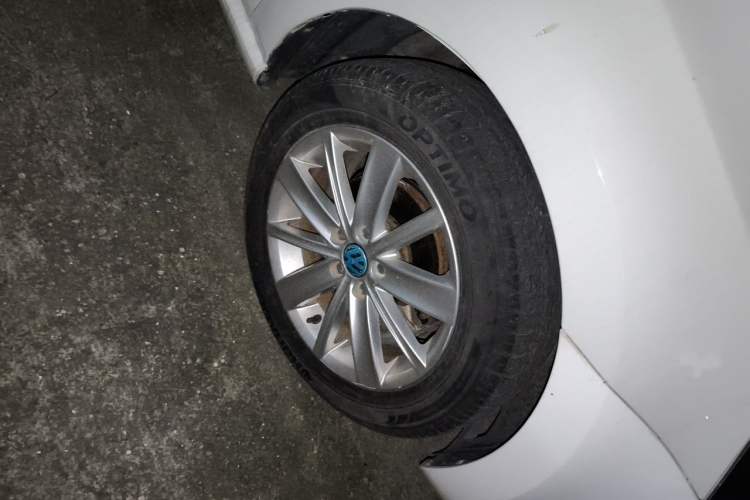 Used Volkswagen Polo 2016 1.6L Automatic Comfort Model Right Front Wheel Hub