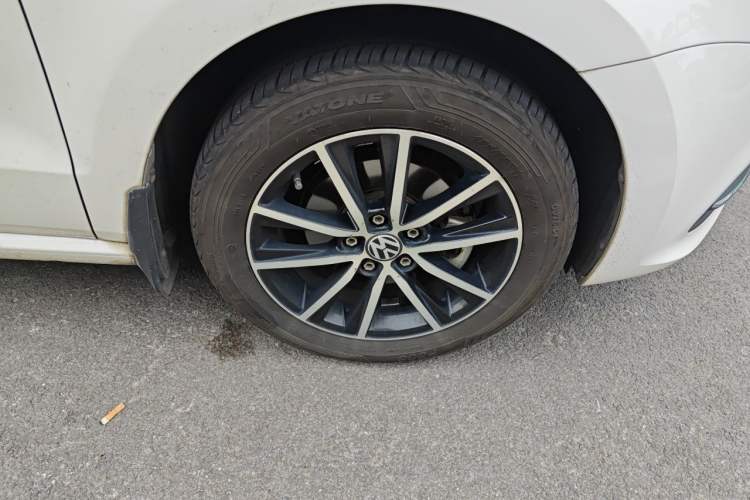 Used Volkswagen Polo 2016 1.6L Automatic Comfort Model Right Front Wheel Hub