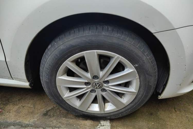 Used Volkswagen Polo 2016 1.6L Automatic Comfort Model Right Front Wheel Hub