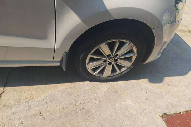 Used Volkswagen Polo 2016 1.6L Automatic Comfort Model Right Front Wheel Hub