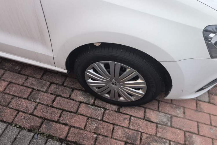 Used Volkswagen Polo 2016 1.6L Automatic Comfort Model Right Front Wheel Hub