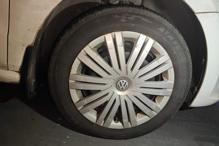 Used Volkswagen Polo 2016 1.6L Automatic Comfort Model Right Front Wheel Hub