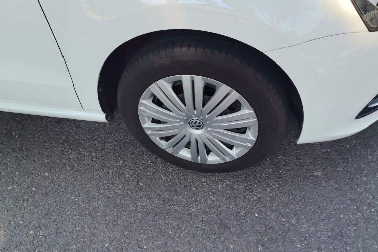 Used Volkswagen Polo 2016 1.6L Automatic Comfort Model Right Front Wheel Hub