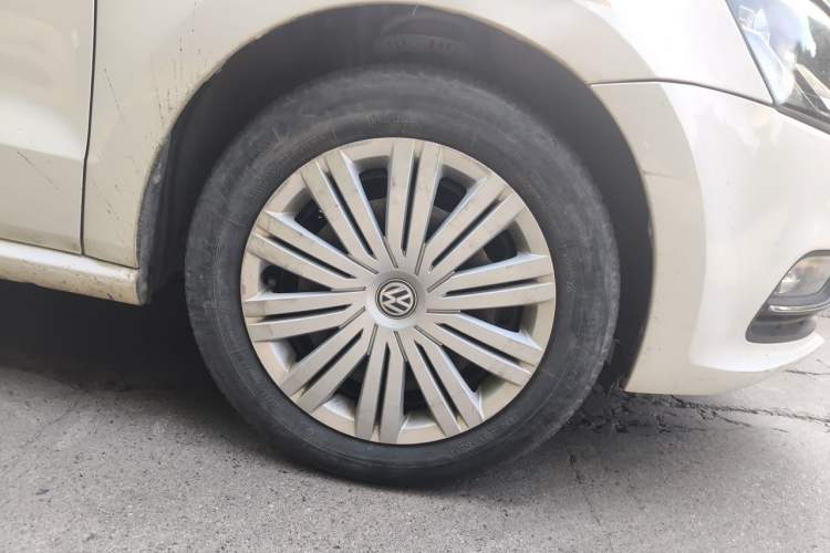Used Volkswagen Polo 2016 1.6L Automatic Comfort Model Right Front Wheel Hub