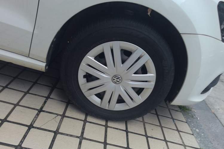 Used Volkswagen Polo 2016 1.4L Manual Fashion Model Right Front Wheel Hub