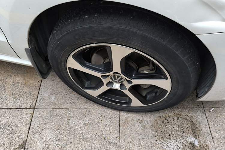 Used Volkswagen Polo 2016 1.6L Automatic Comfort Model Right Front Wheel Hub
