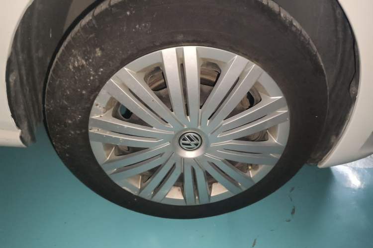 Used Volkswagen Polo 2016 1.6L Automatic Comfort Model Right Front Wheel Hub