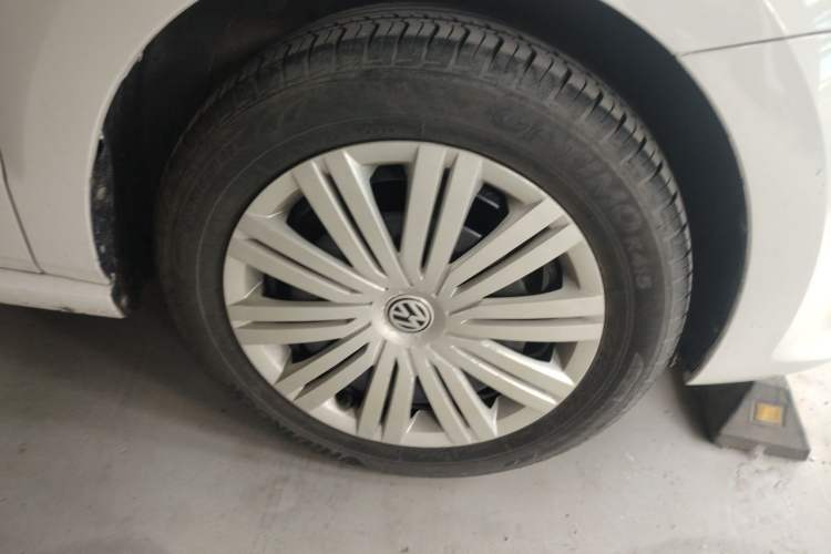 Used Volkswagen Polo 2016 1.6L Automatic Comfort Model Right Front Wheel Hub