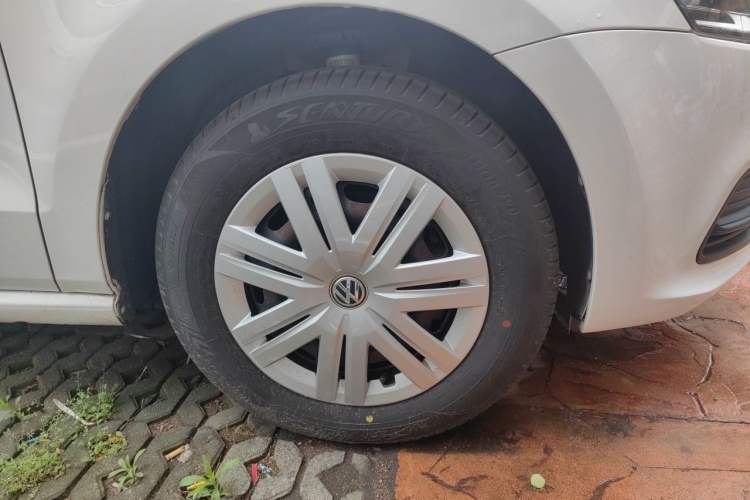 Used Volkswagen Polo 2016 1.4L Manual Fashion Model Right Front Wheel Hub