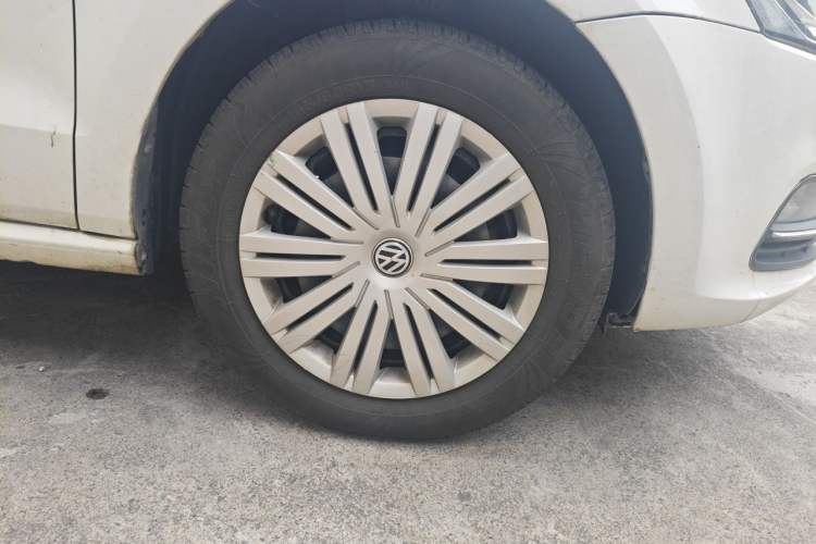 Used Volkswagen Polo 2016 1.6L Automatic Comfort Model Right Front Wheel Hub