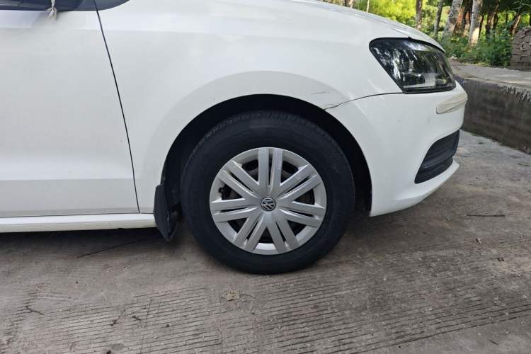 Used Volkswagen Polo 2016 1.4L Manual Fashion Model Right Front Wheel Hub