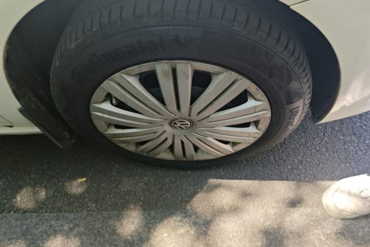 Used Volkswagen Polo 2016 1.6L Automatic Comfort Model Right Front Wheel Hub